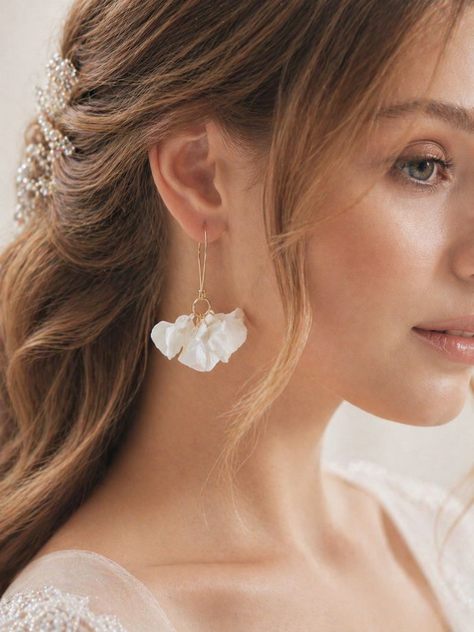 Женские серьги ручной работы из полимерной глины белого цвета с лепестками, латунная фурнитура, украшение на свадьбу и выпускной