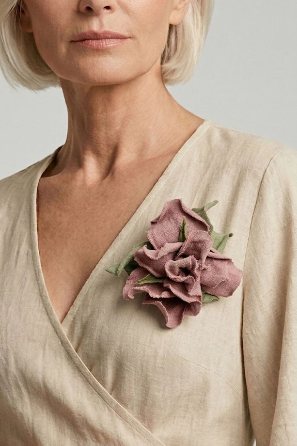 Брошь цветок  ручной работы из натурального льна.