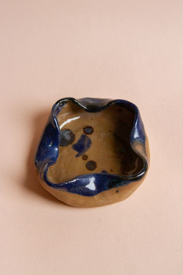 Керамическая пепельница ручной работы, покрытая синей и черной глазурями