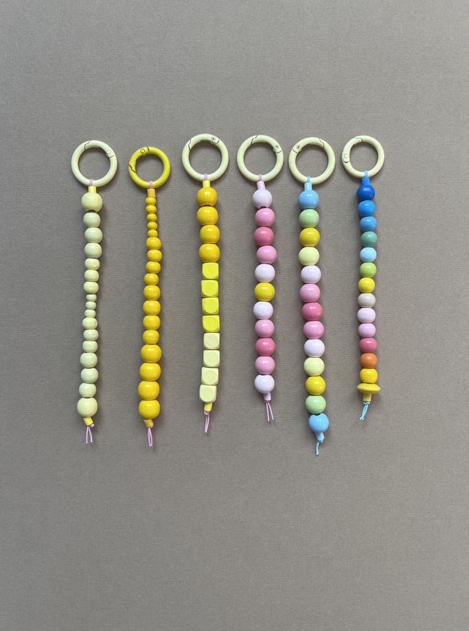 Брелок для ключей из цветных бусин. Декоративный обвес для сумки.