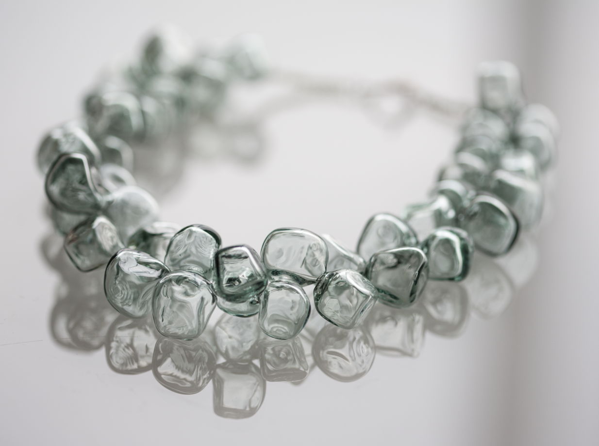 Ожерелье из стеклянных бусин-кубиков "Фельдграу"