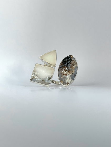 Кольцо из серебра с тремя камнями, с агатом и молочным нефритом. Sableux.