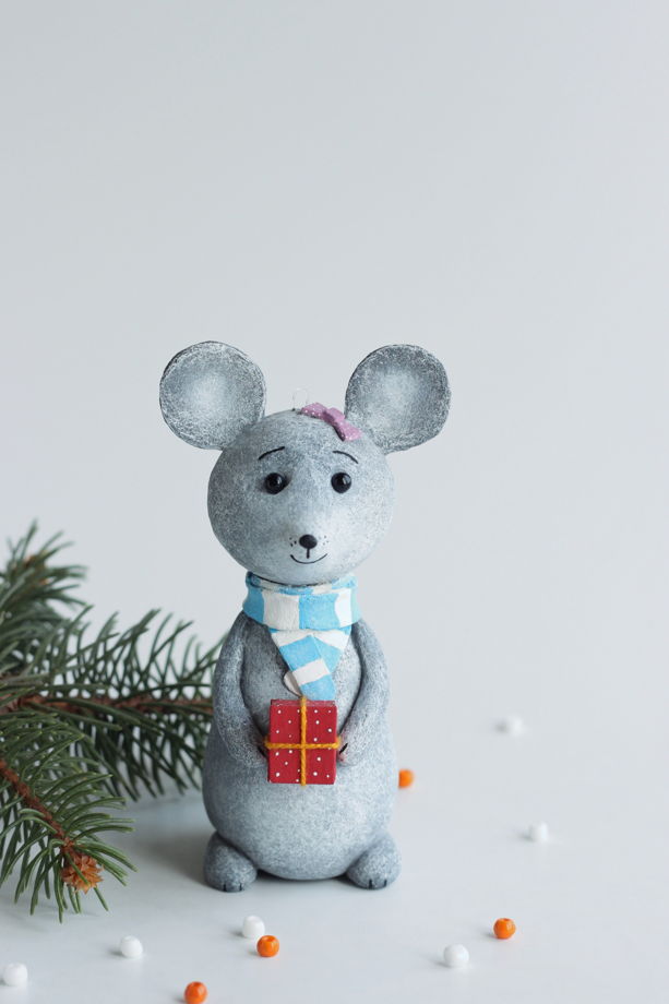 Ёлочная игрушка "Мышка с подарком"