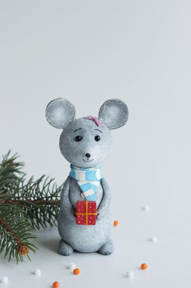 Ёлочная игрушка "Мышка с подарком"