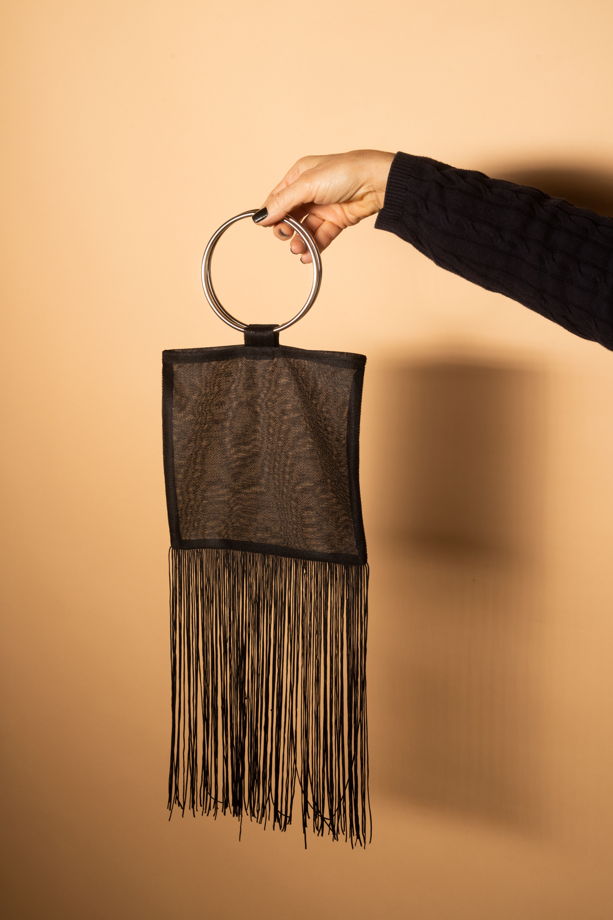 Черная вечерняя сумка из прозрачной ткани с металлическими кольцами и длинной бахромой ручной работы