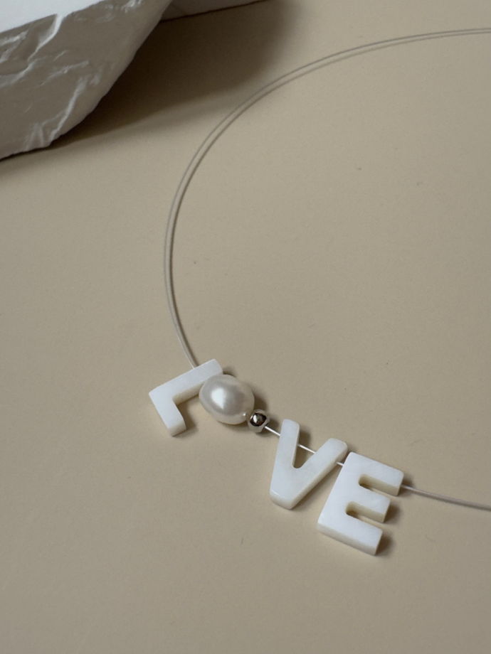 чокер [ LoVE ] c барочным жемчугом и перламутром