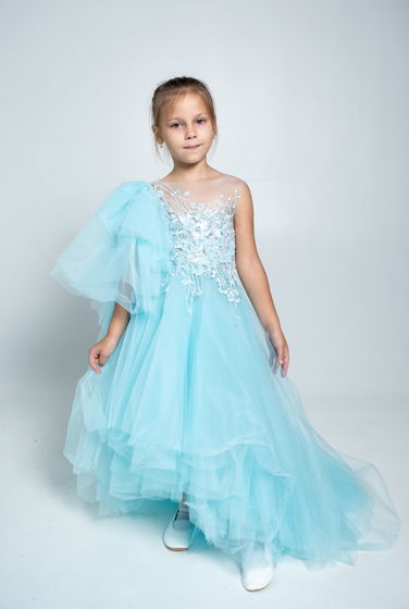 Платье для девочки размером 116-122 нежно-голубое ручной работы