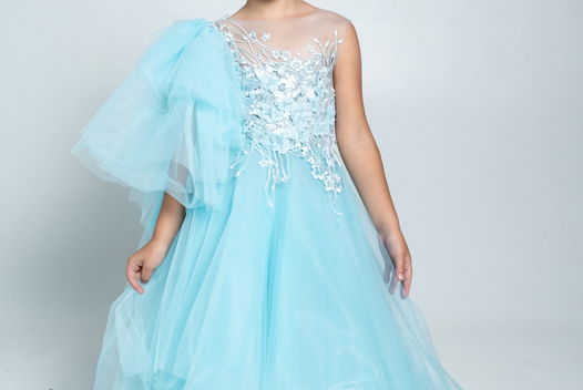 Платье для девочки размером 116-122 нежно-голубое ручной работы