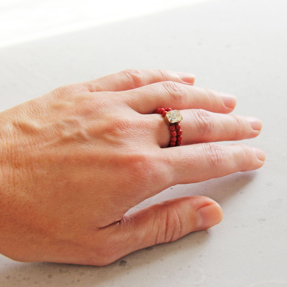 Кольцо с красным жемчугом и кристаллом Сваровски (Swarovski)