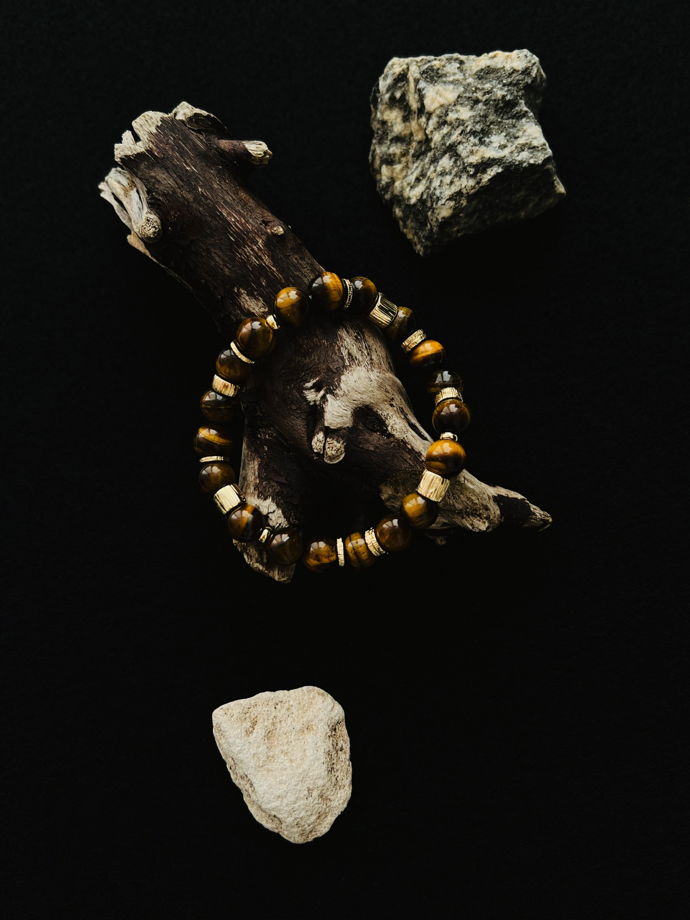 Браслет на резинке из тигрового глаза и металлических вставок под золото