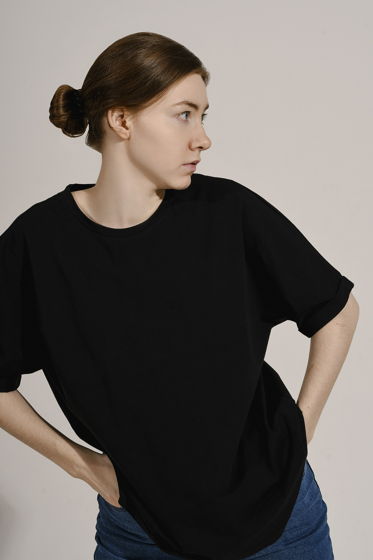 Базовая черная футболка REGULAR FIT ONE-PIECE SLEEVE T-SHIRT in black