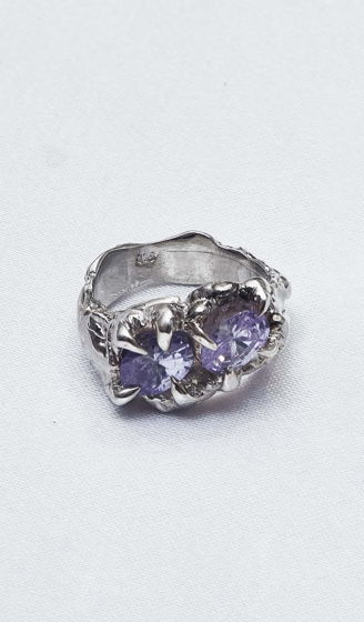 Серебряное кольцо странной формы с фиолетовым цирконом — "CLAW"