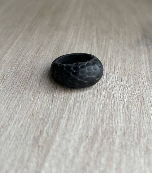Черное кольцо унисекс "Дракон черный" ручной работы из полимерной глины