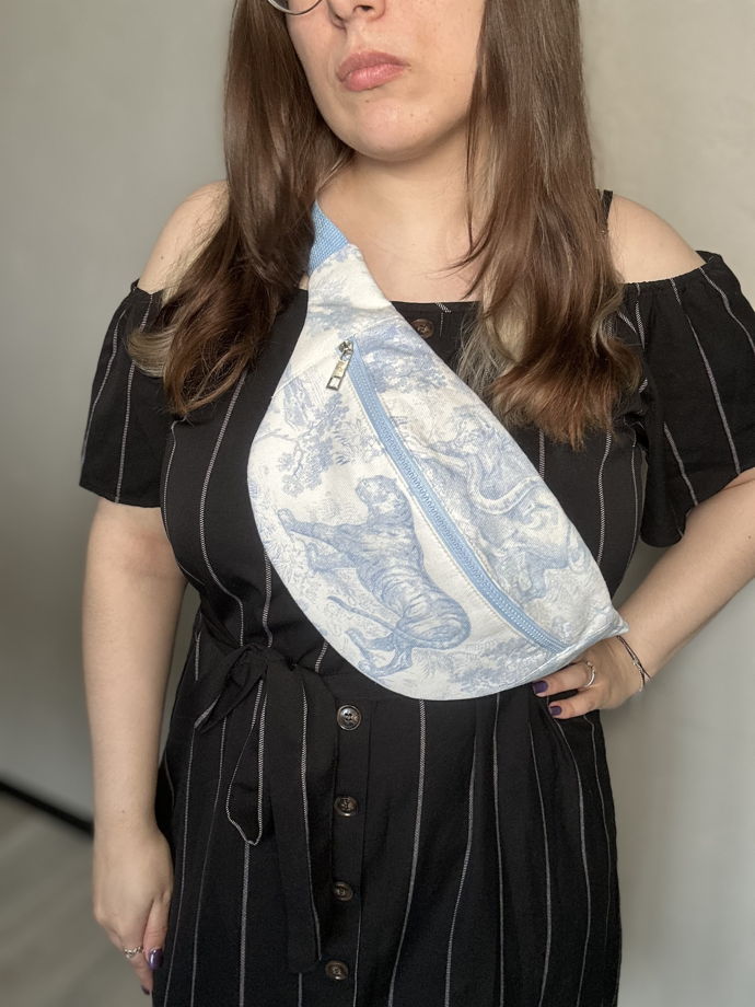 Поясная сумочка из уплотненного денима с принтом "Джунгли" голубая