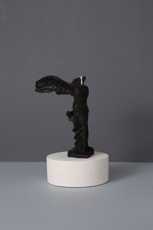 Свеча "Ника" черная