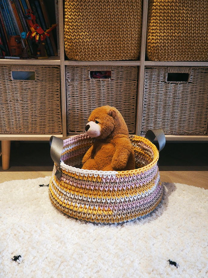 Большая вязаная разноцветная корзина с кожаными ручками