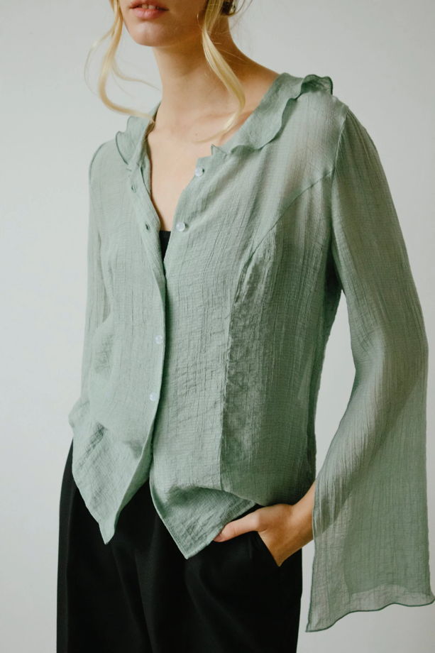 Приталенная блуза с расклешенными рукавами