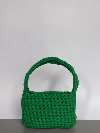 Вязанная зеленая сумка с короткой ручкой
