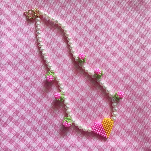 Короткое ожерелье с сердцем и ягодками из бисера/ Lollipop necklace