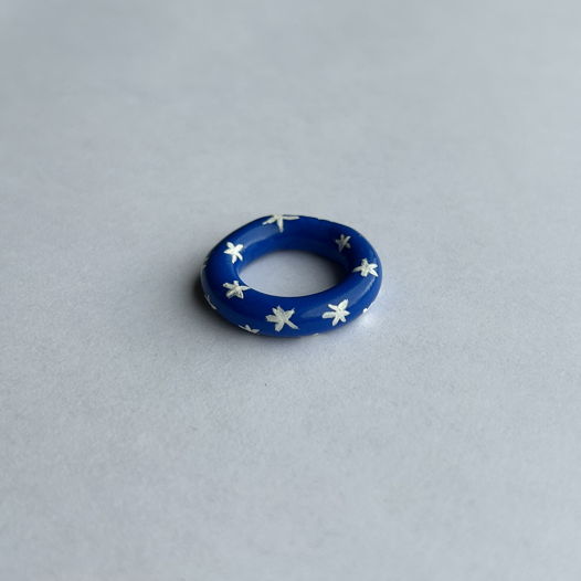 Кольцо из полимерной глины с цветами синее