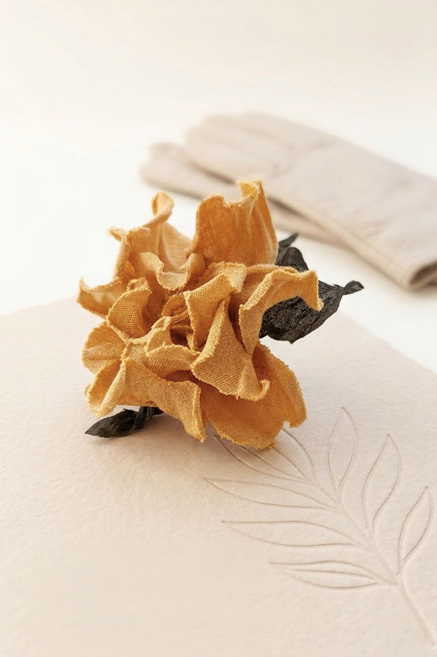 Желтая брошь цветок из льна