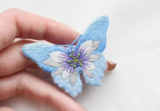 Вышитая брошь Бабочка с цветком пассифлоры на голубом