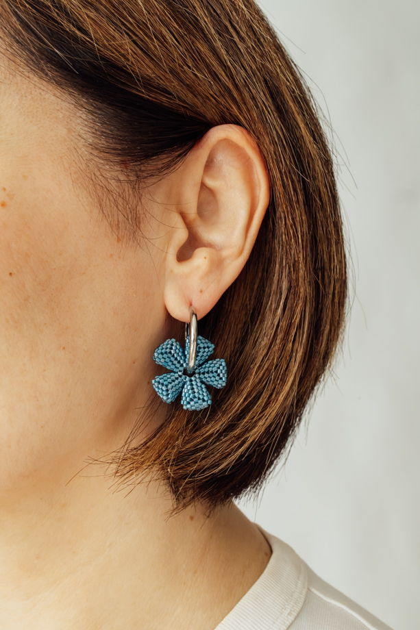 Серьги кольца с цветами бисерные серьги цветок из бисера синий