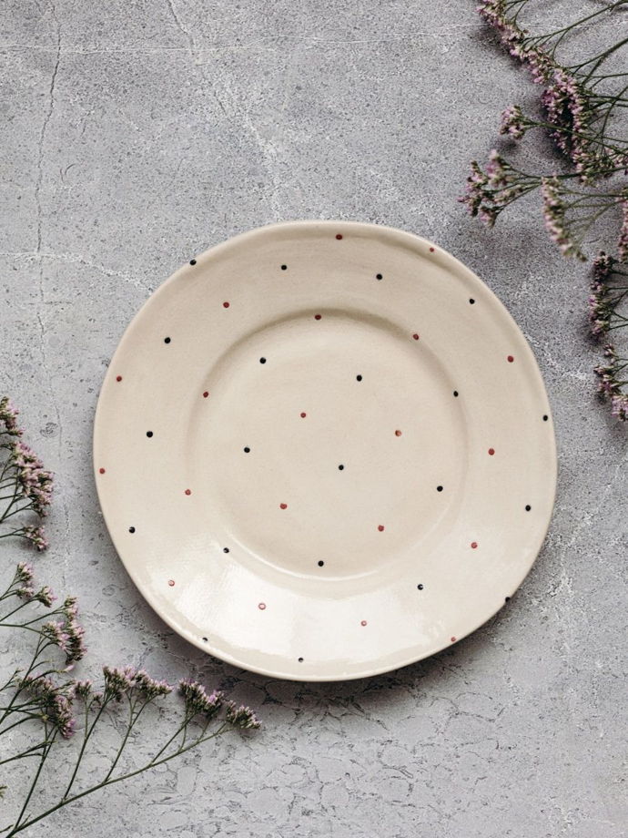 Плоская керамическая тарелка "Многоточие", диаметр 21 см