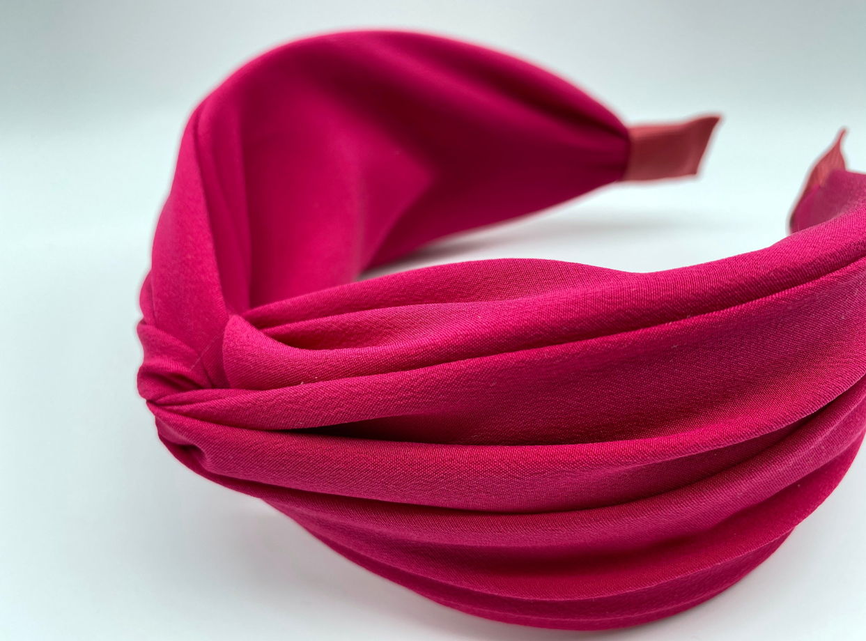 Ободок из 100% натурального шёлка крепдешина в насыщенном розовом цвете.