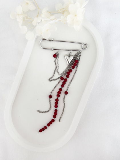 Брошь-булавка с цепочками и подвеской сердечко