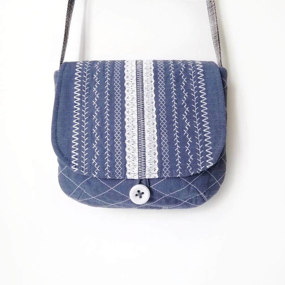 Женская текстильная сумочка ручной работы на длинном ремешке