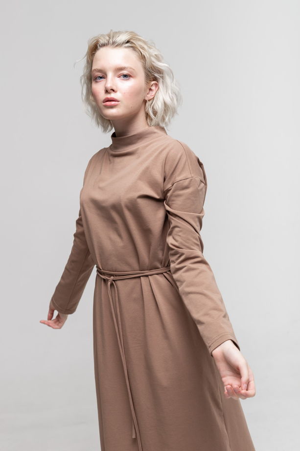 Платье с длинным рукавом светло-коричневого цвета