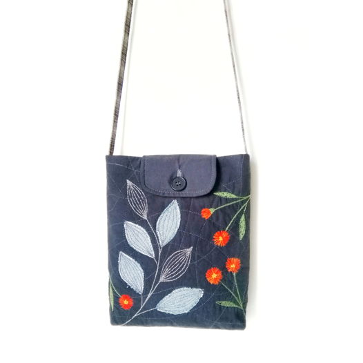 Женская текстильная сумочка ручной работы на ремешке с вышивкой и аппликацией