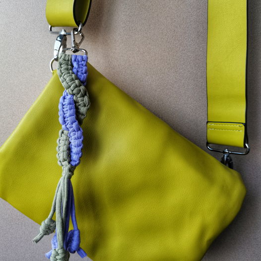 Брелок  плетеный коса оливка/сирень  для сумки, рюкзака, ключей