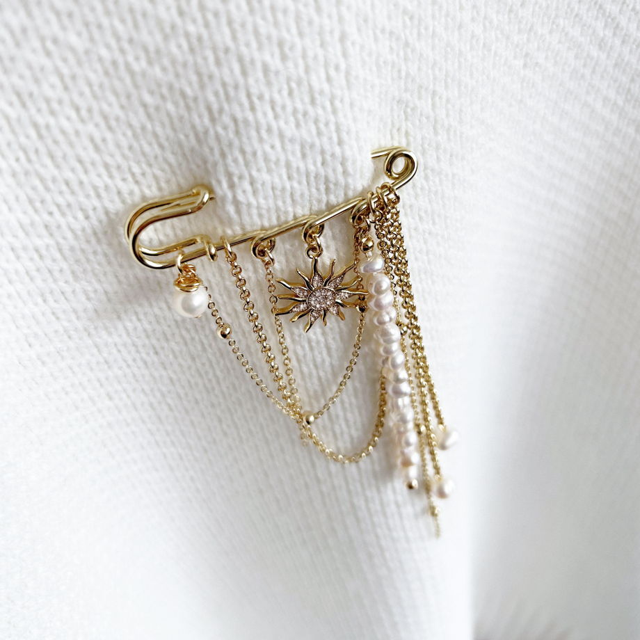 Брошь-булавка с цепочками, жемчугом и подвеской солнце