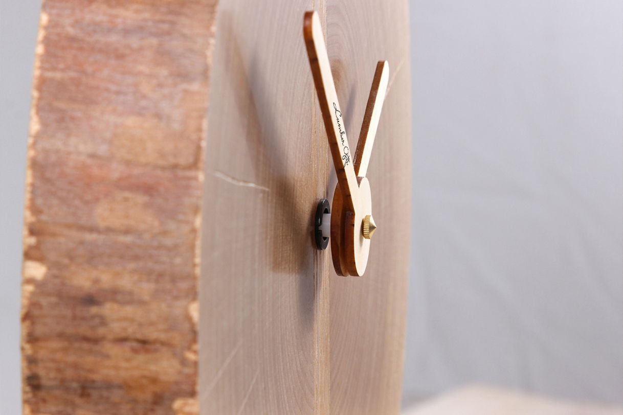 Минималистичные часы из среза дерева