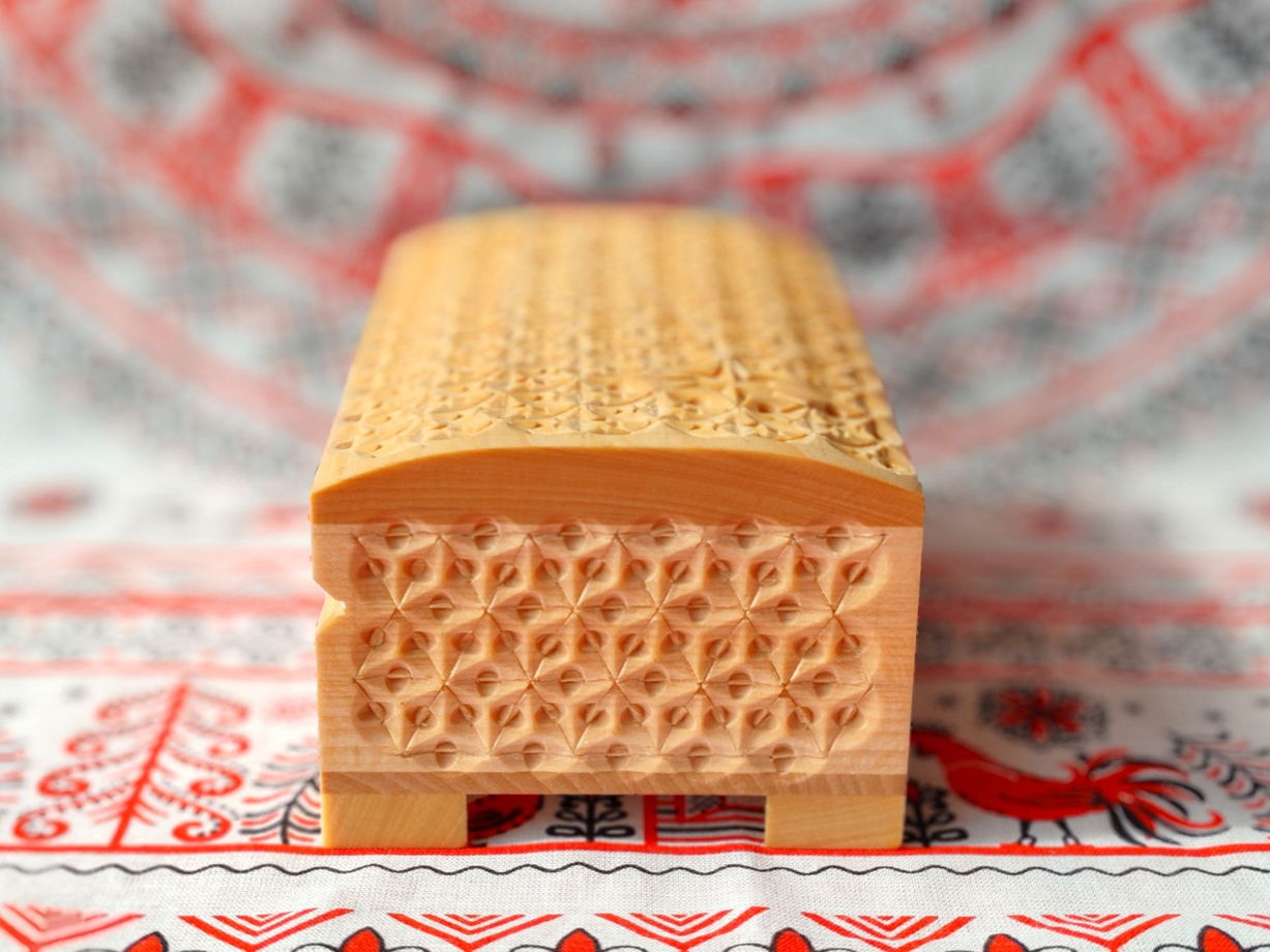 Шкатулка резная из липы