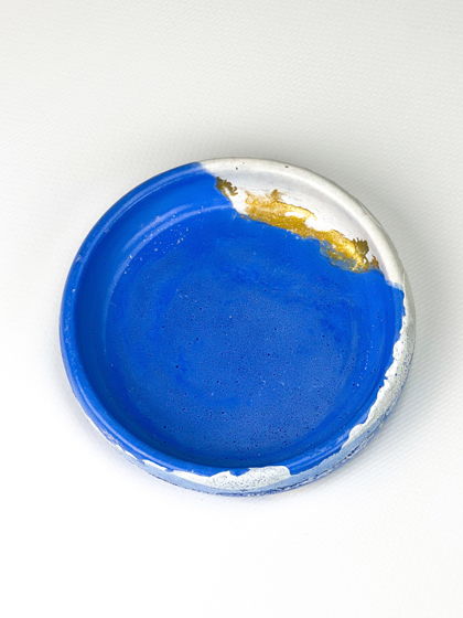 Декоративная тарелка из бетона синяя