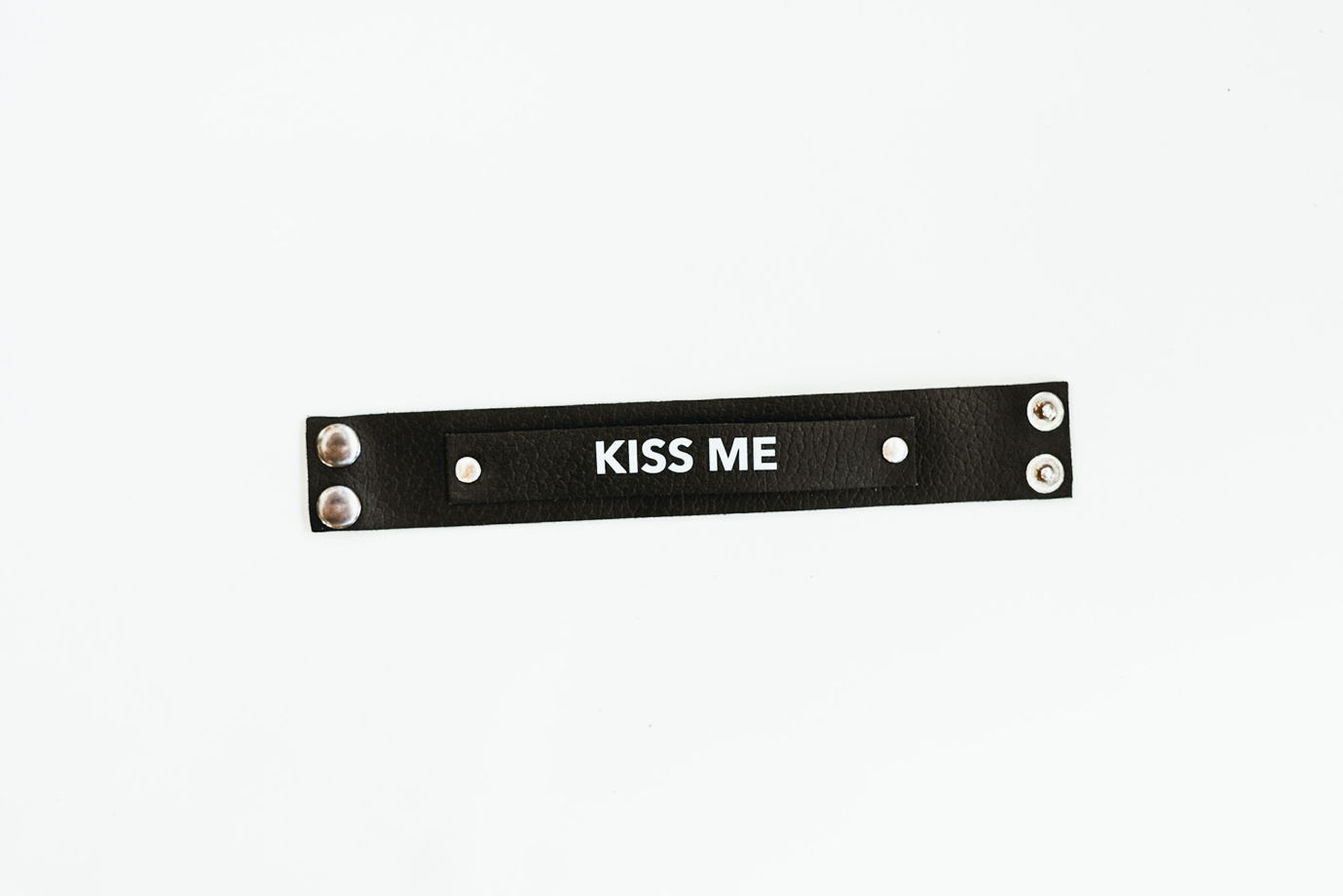 Кожаный браслет "KISS ME"
