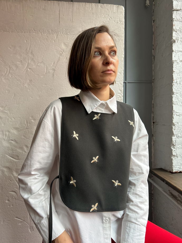 Манишка с вышивкой пчелы