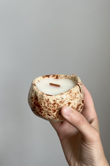 Свеча из кокосового воска в керамическом стаканчике с коричневыми брызгами | Аромат «Морская соль & шалфей» 130 мл
