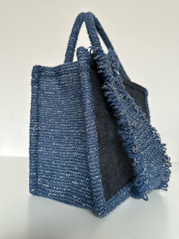Женская синяя сумка тоут из твида ручной работы с декоративным ремнем.