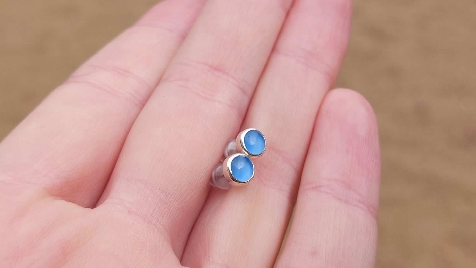 Серьги-гвоздики с голубыми халцедонами "Сила воды", серебро