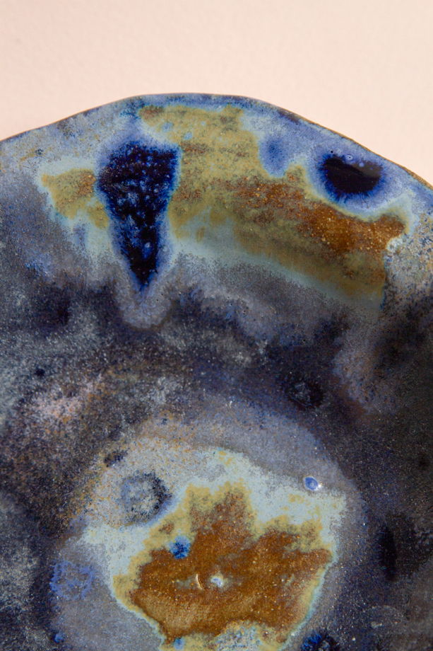 Пирожковая керамическая тарелка ручной работы, покрытая несколькими оттенками синей и голубой глазурей