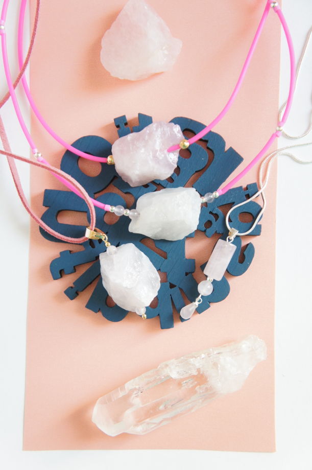 Колье чокер каучук фуксия натуральный розовый кварц