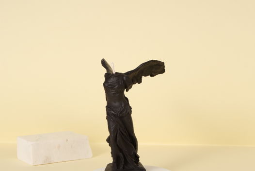 Свеча "Ника" черная