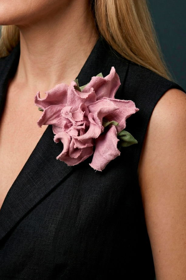 Брошь цветок ручной работы из льна