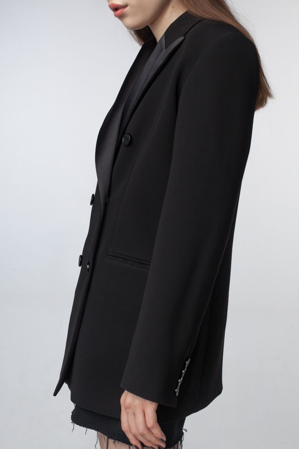 Женский чёрный пиджак прямого силуэта с атласными лацканами и плечиками ручной работы Fari Levich
