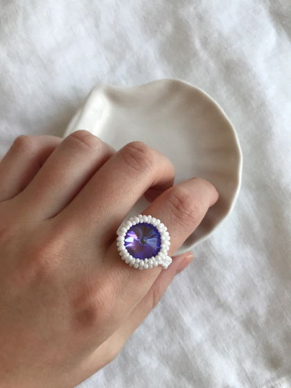 Кольцо из белого бисера с кристаллом с переливом цвета, размер 17,5