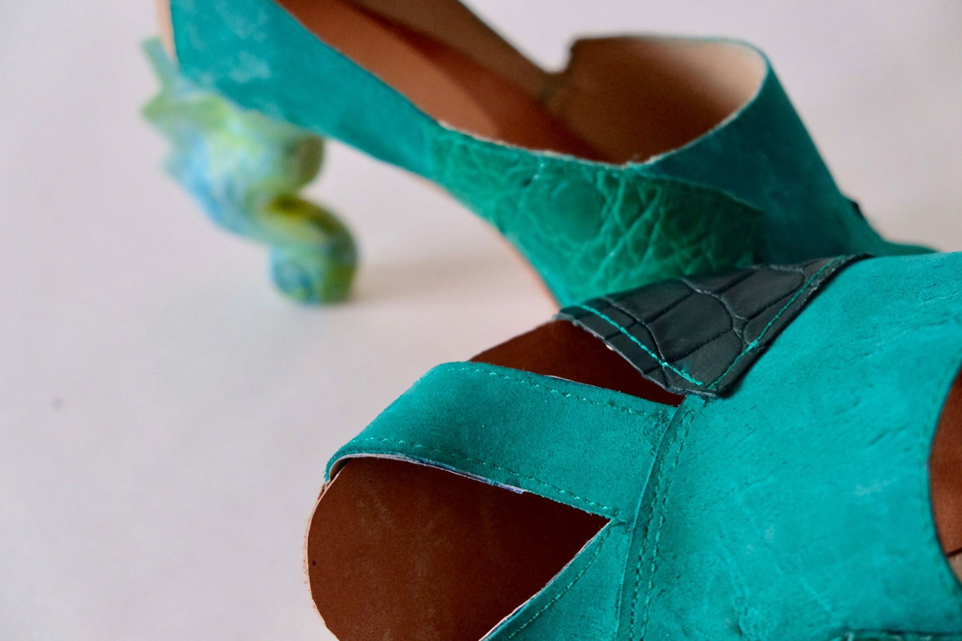 Зеленые туфли с динамическими каблуками "морской конек" и вставками из кожи крокодила. Размер 41.5